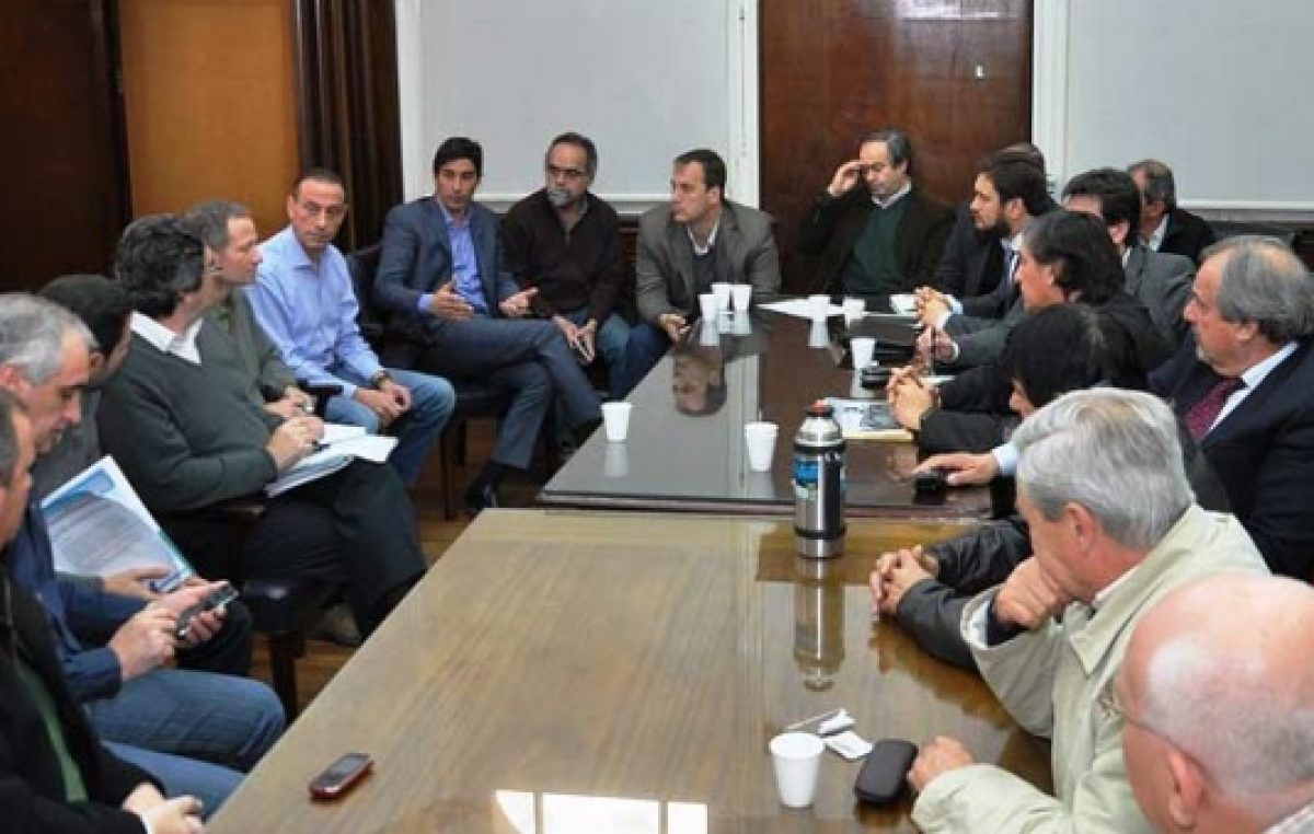 Caminos rurales en Buenos Aires: Intendentes K se llevaron el compromiso de planes de asistencia