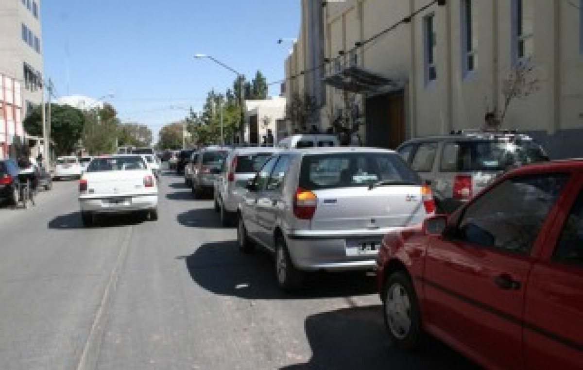 Neuquén: Estacionar en doble fila, una falta cada vez más común