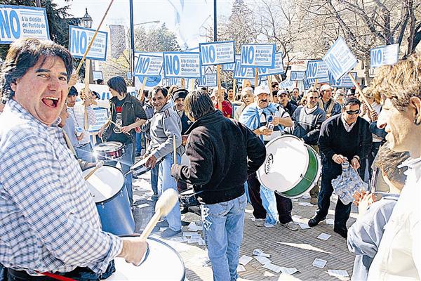 EN 2009, CUANDO LA LEGISLATURA DEBATÍA LA DIVISIÓN DE LEZAMA DE CHASCOMÚS, VECINOS RECLAMABAN EN LAS CALLES DE NUESTRA CIUDAD A FAVOR Y EN CONTRA DE LA LEY