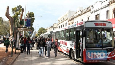 Instalarán 100 nuevas garitas de colectivo en Paraná