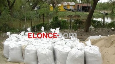 Ante el avance de la creciente en Paraná, realizan trabajos de prevención en la zona ribereña