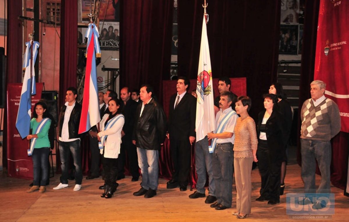 Egresaron 120 empleados municipales de Paraná y tuvieron un emotivo acto
