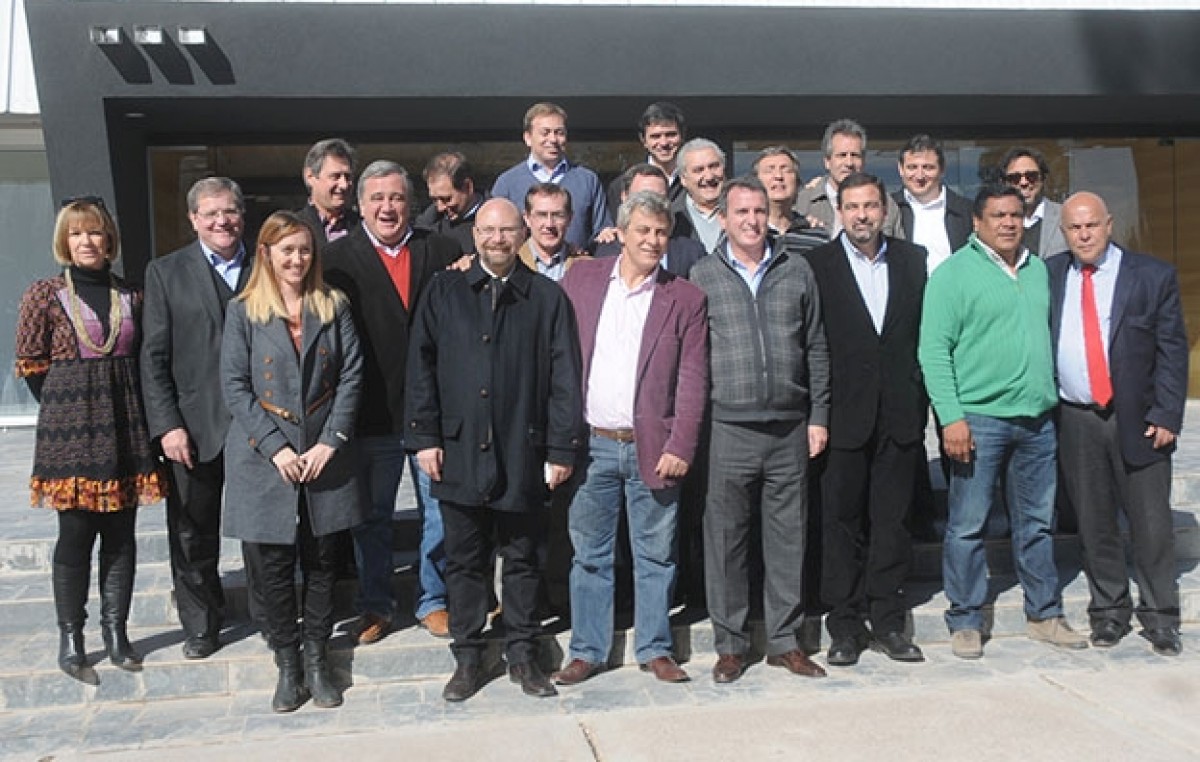 El Gobernador de Mendoza se reunió con intendentes y legisladores del PJ para relanzar la gestión y sostener el empleo