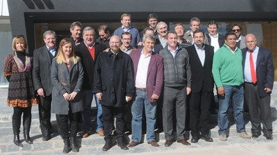 El Gobernador de Mendoza se reunió con intendentes y legisladores del PJ para relanzar la gestión y sostener el empleo
