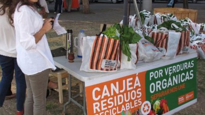 Vecinos del distrito sur de Rosario canjean residuos reciclables por verduras