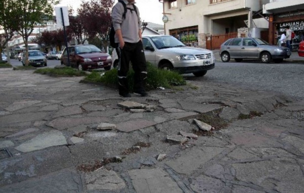 En Neuquén ya intimaron a 90 vecinos por tener sus veredas rotas