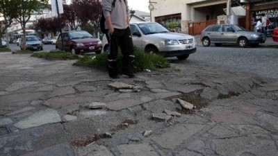 En Neuquén ya intimaron a 90 vecinos por tener sus veredas rotas