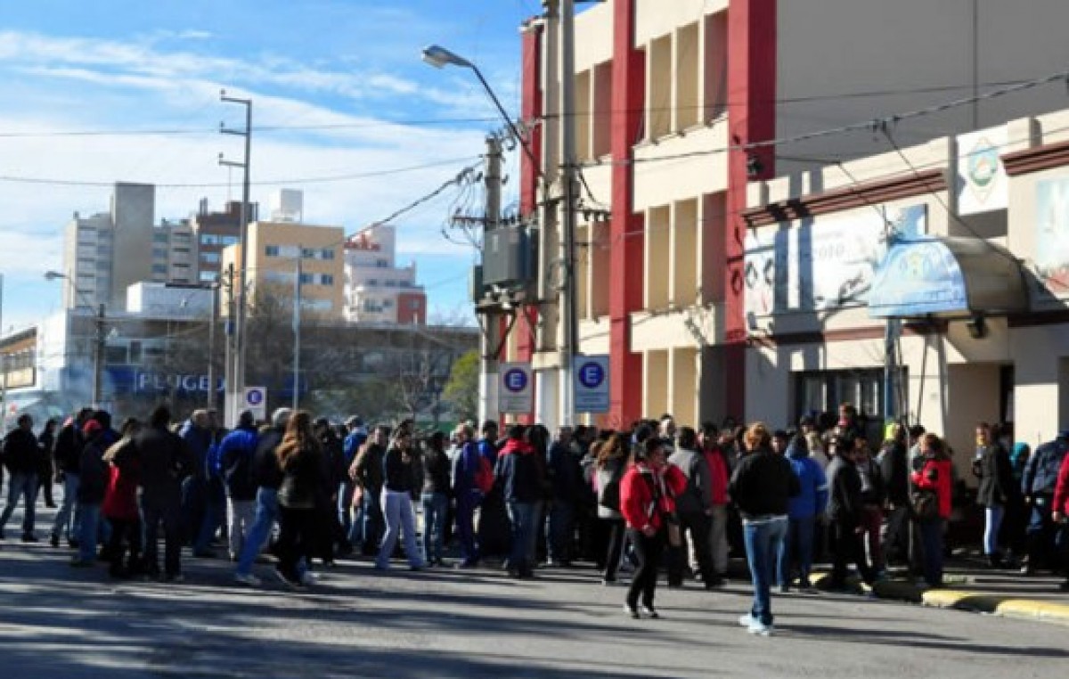 Municipales de Madryn afiliados a Seyom y Upcn continúan con la medida
