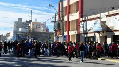Municipales de Madryn afiliados a Seyom y Upcn continúan con la medida