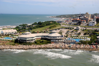 El proyecto para Waikiki contempla servicios de hotelería con dormis, áreas de estacionamiento, una guardería náutica de tablas, una escuela de surf, un salón de eventos y un museo dedicado al surf.