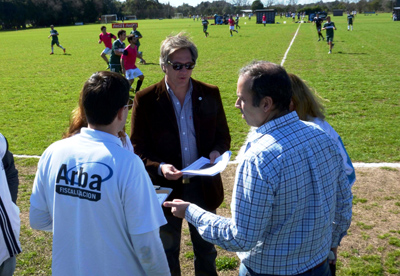 El director de ARBA, Iván Budassi, durante el operativo de fiscalización en predios que alquilan canchas de fútbol.