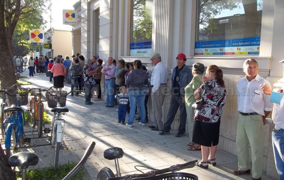 Santa Fe: Por el “trato digno” en la cola de los bancos