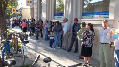 Santa Fe: Por el “trato digno” en la cola de los bancos