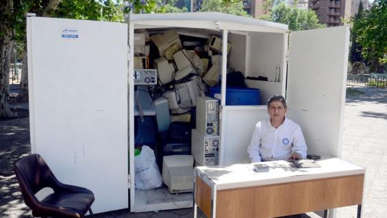 CÓRDOBA. Uno de los contenedores, ubicado en el Paseo Sobremonte, que recibe la basura electrónica