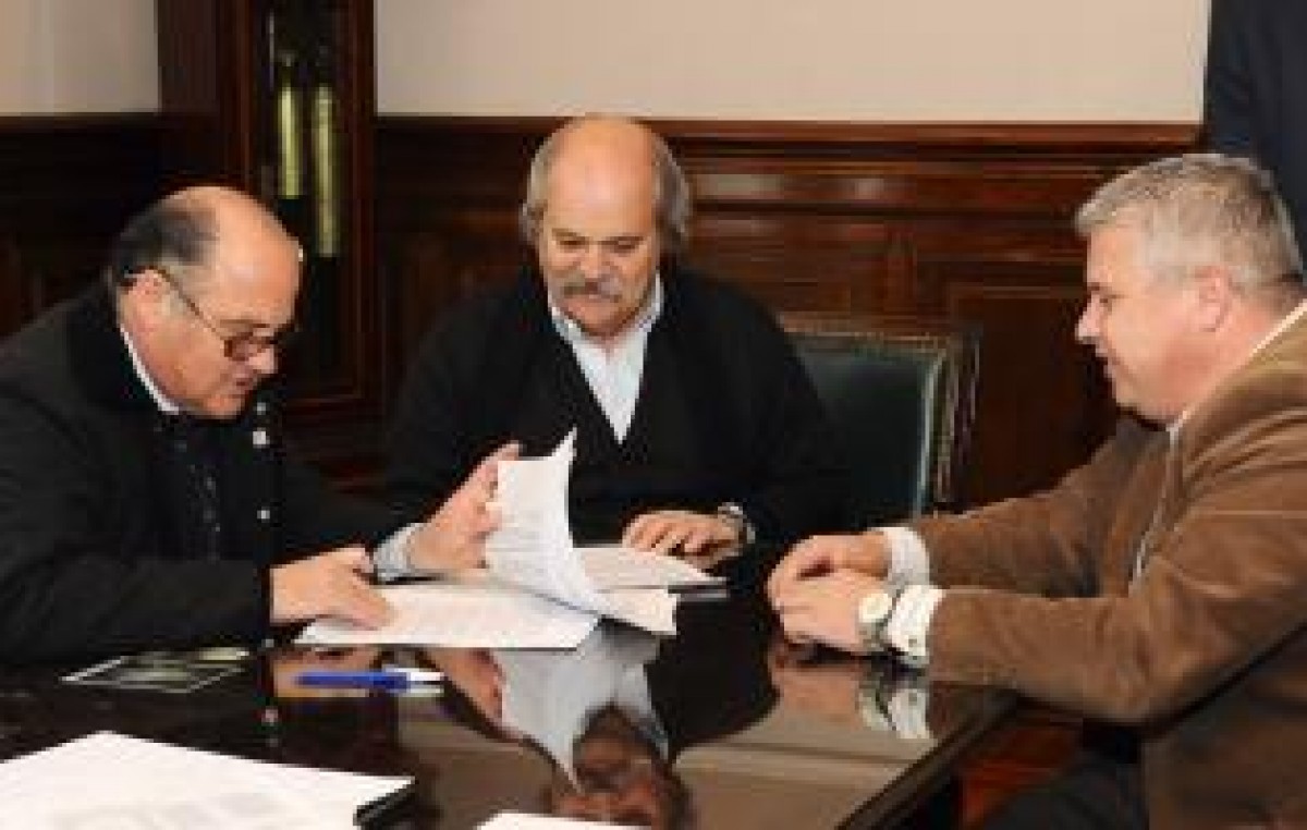 Policías comunales: firmaron adhesión de Exaltación de la Cruz