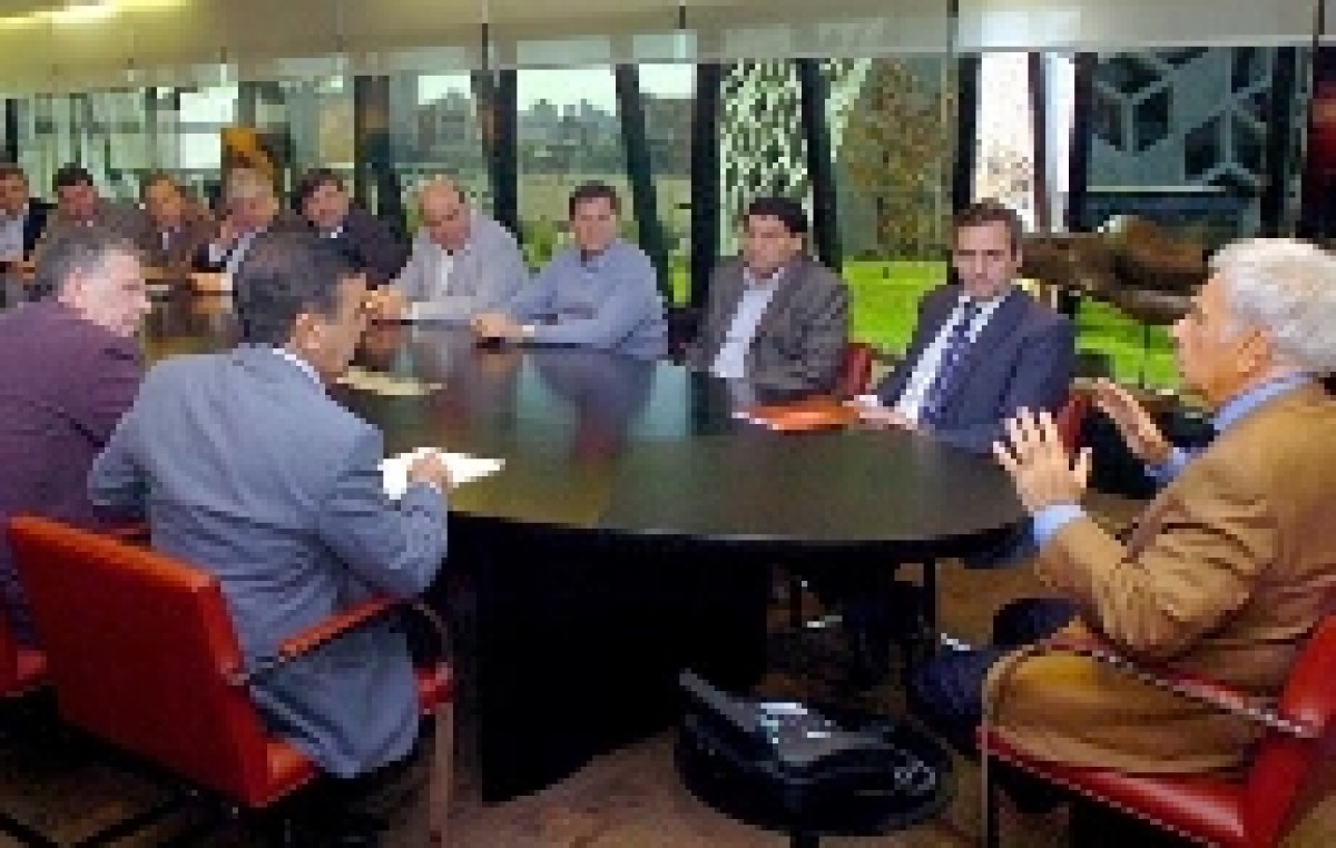 Córdoba: Sin Jure, De la Sota se reunió con los intendentes radicales