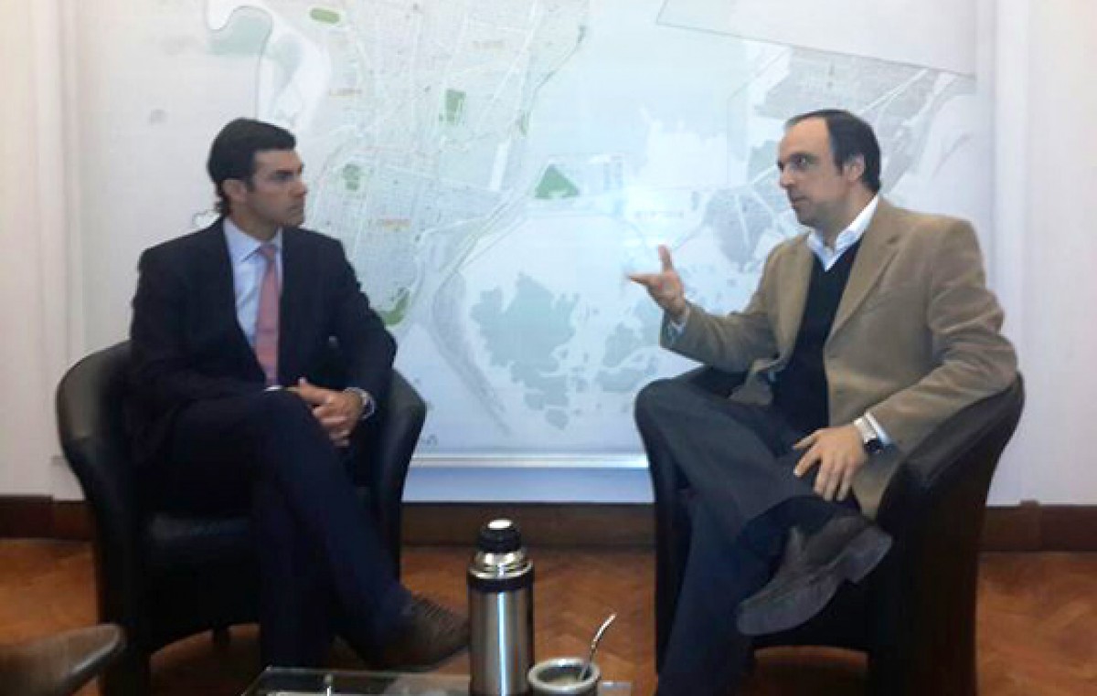 Interés de Santa Fe en la descentralización de recursos y en el voto electrónico implementado en Salta