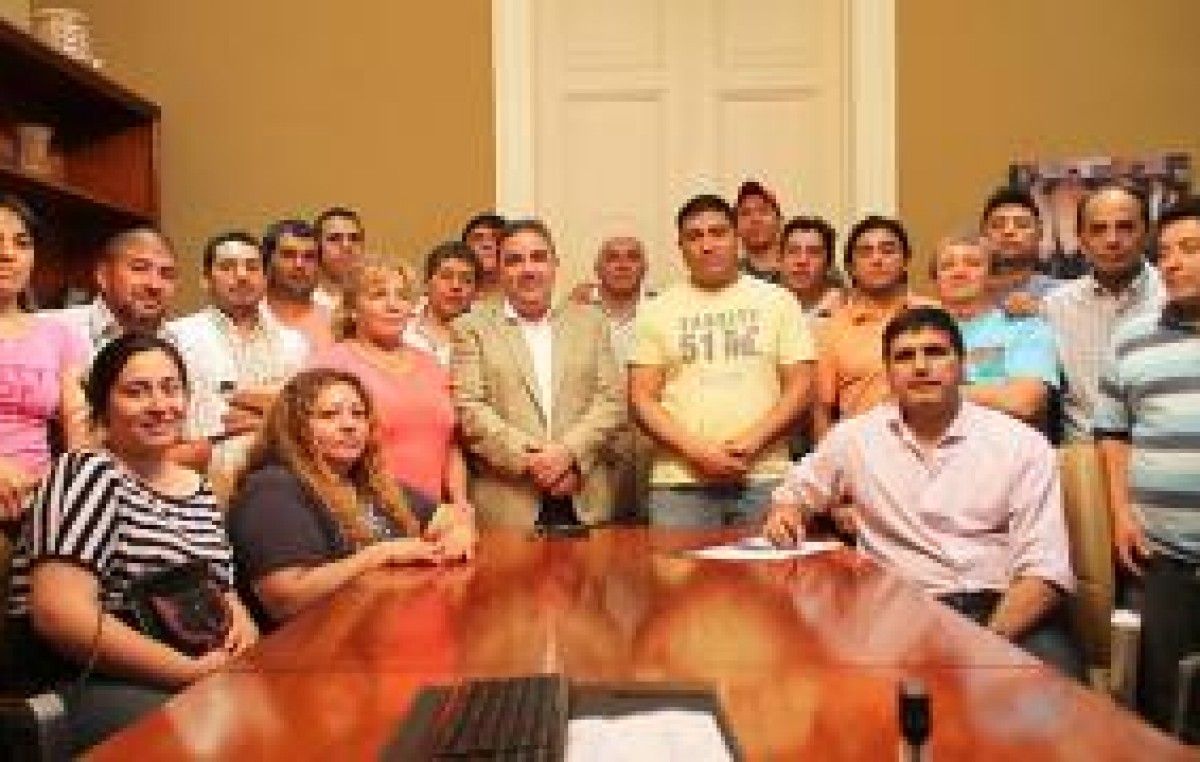 El intendente de Catamarca firmó el acuerdo salarial con el SOEM