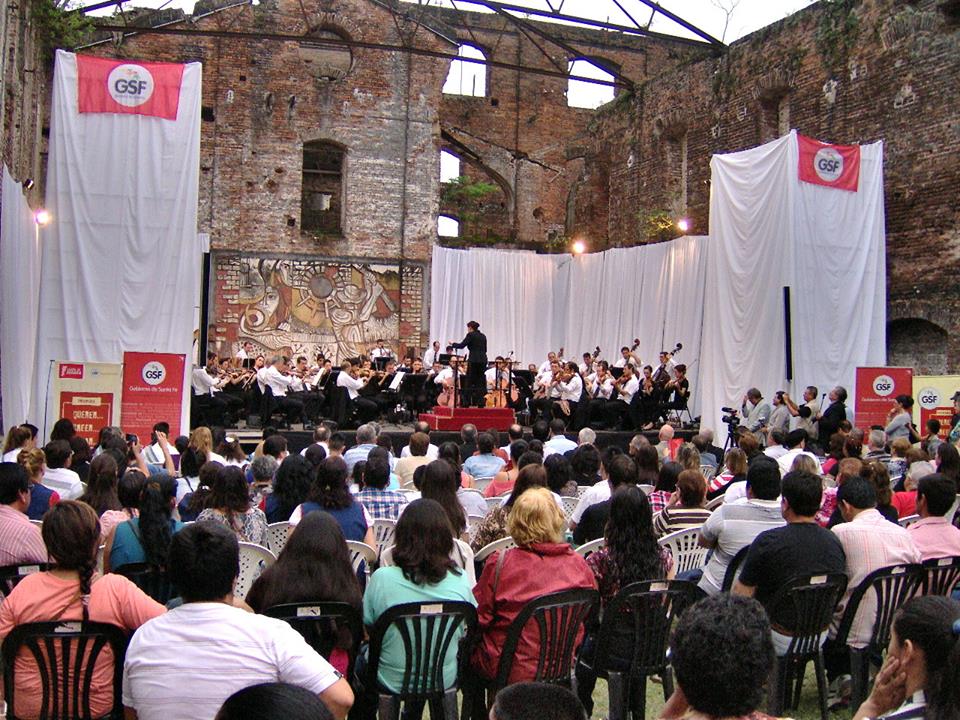 La Orquesta Sinfónica de Santa Fe tocó en el mismo lugar donde estaba la empresa que explotó el quebracho en el norte provincial.