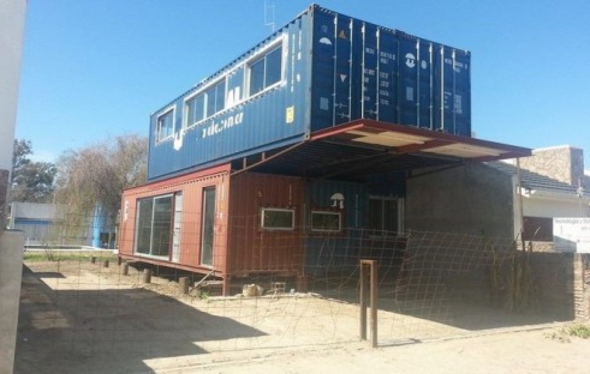 Novedoso: en San Marcos Sud un vecino construye su casa con contenedores reciclados