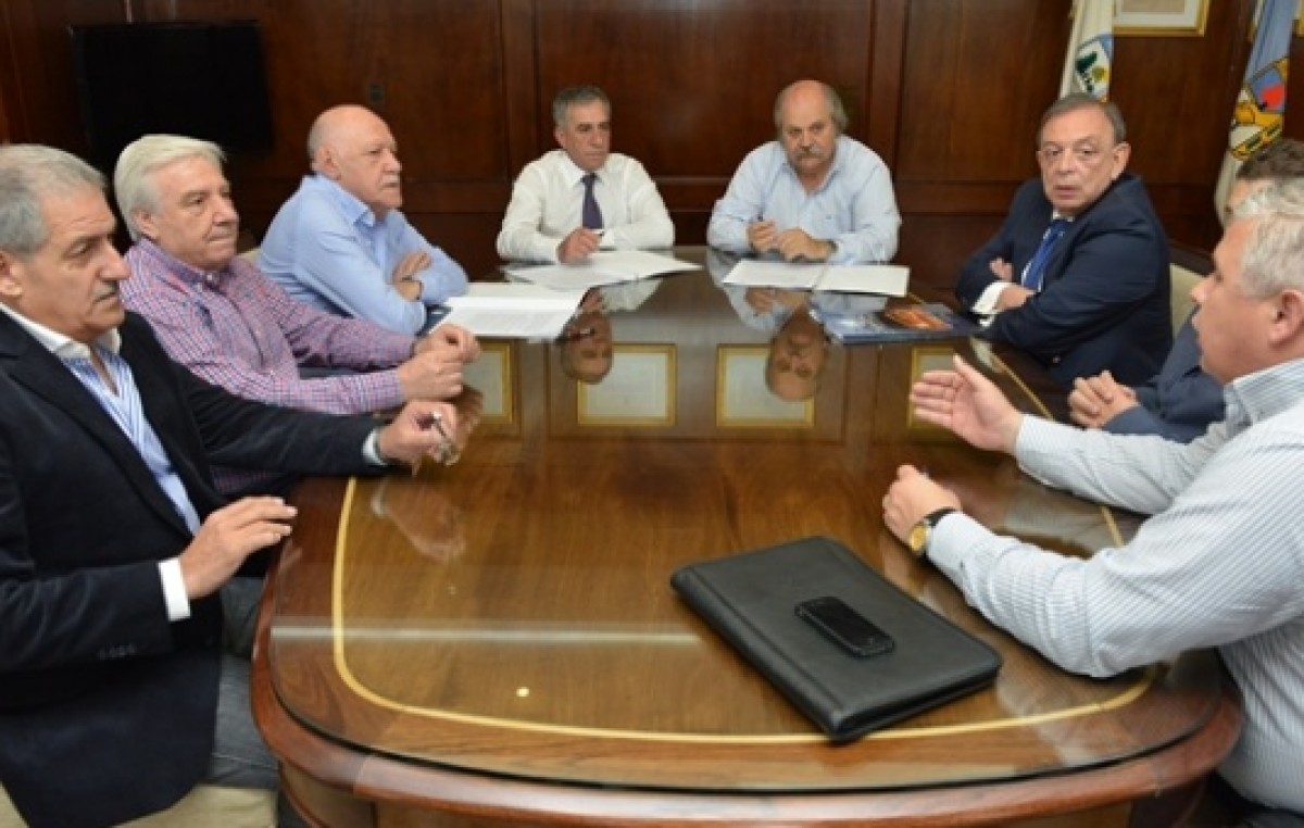 Otros tres distritos massistas estampan su firma para la adhesión de la Policía Local