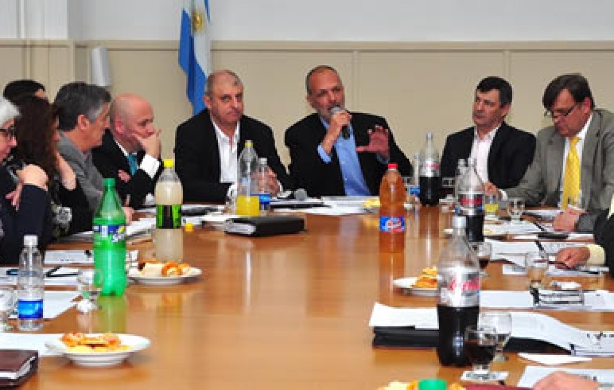 Coparticipación : El Gobernador de Chubut propuso a intendentes nuevo esquema de reparto