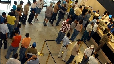 Santa Fe: Por ley, hasta media hora de cola en el banco