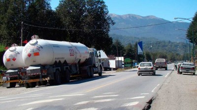 Cada mes, medio centenar de camiones cruzan Villa la Angostura con cargas peligrosas