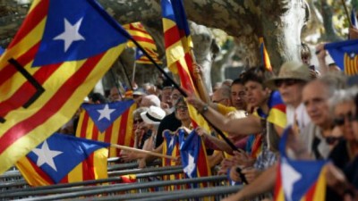 Cataluña apura el paso y convoca a su propio referéndum de independencia