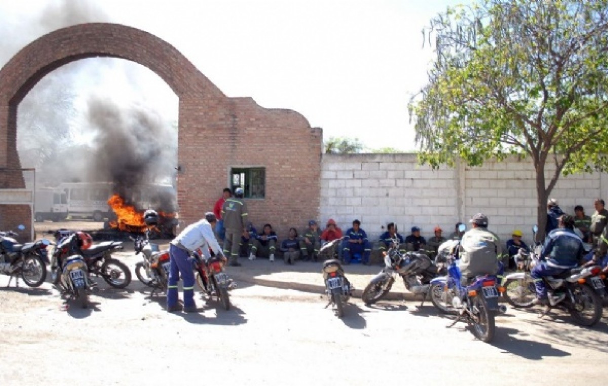Catamarca: Municipales piden por contratos de servicios
