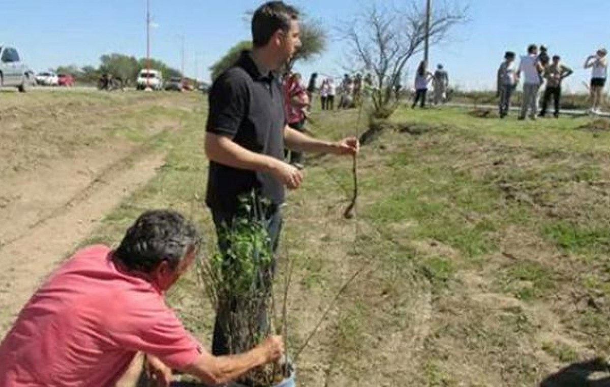 En Laguna Larga plantan un árbol por cada niño que nace