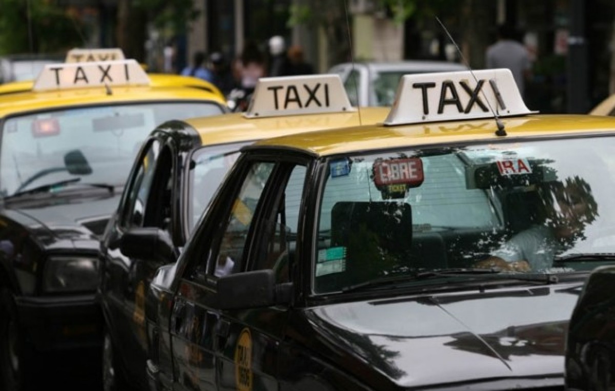 La Plata: Impulsan una aplicación para que personas con deficiencias auditivas y/o de habla puedan solicitar un taxi o remis