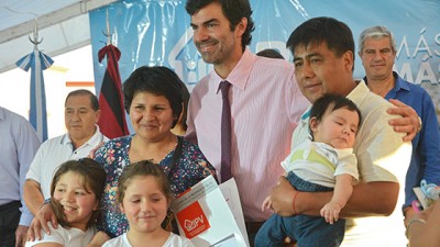 El Gobernador entregó 200 casas en El Huayco y se confirmó la construcción de otras 3.500 en Salta.
