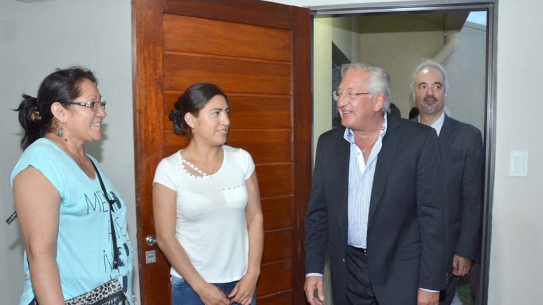 FELLNER Y NIVELLO/ INGRESAN A UNA DE LAS VIVIENDAS ENTREGADAS AYER EN MONTERRICO.