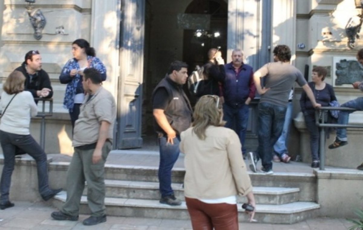 Nuevo capítulo en la crisis de San Pedro: Empleados toman el Municipio por descuentos
