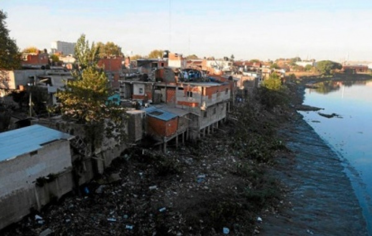 Buscan que la relocalización no vulnere los derechos de 2.500 familias que viven a orillas del Riachuelo
