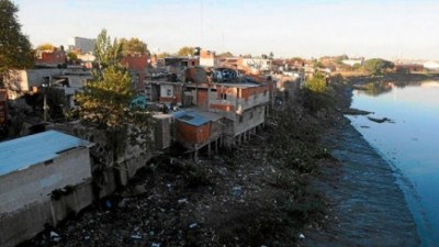 Buscan que la relocalización no vulnere los derechos de 2.500 familias que viven a orillas del Riachuelo