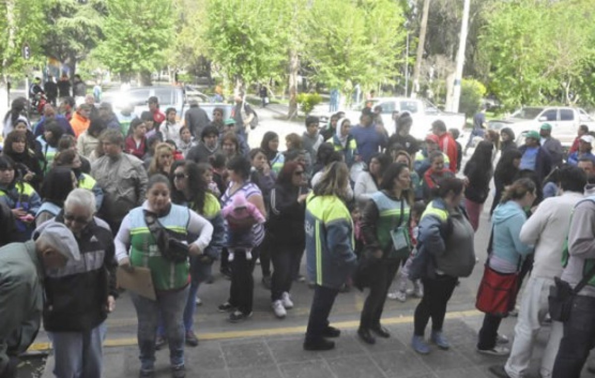 Con corte de calles ATE volvió a reclamar frente al Municipio de Trelew por mejoras salariales