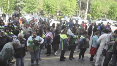 Con corte de calles ATE volvió a reclamar frente al Municipio de Trelew por mejoras salariales