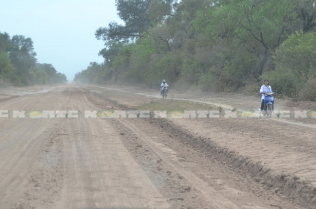 Los polvorientos caminos del Impenetrable tienen este aspecto, mezcla de arena y tierra, en un colchón de polvo de unos 20 centímetros, a lo que se suman los sumideros. Caminos muy difíciles de transitar.