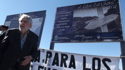 El Historiador Bayer participó en la señalización de tumbas de la Patagonia Trágica