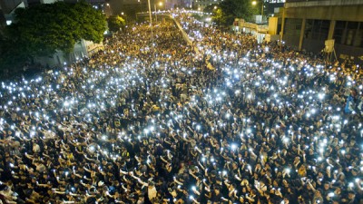 Multitudinarias protestas en Hong Kong en reclamo de una apertura democrática