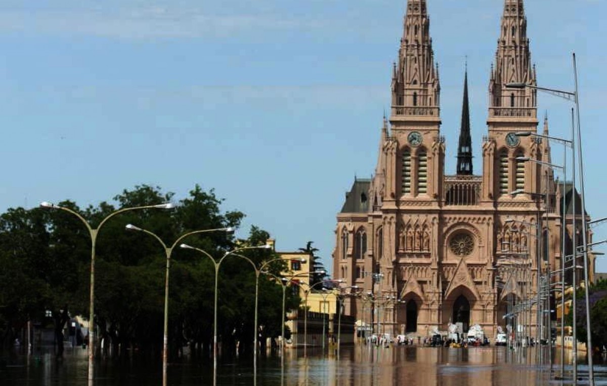 Inundaciones: el agua llegó a la basílica de Luján y hay 340 evacuados