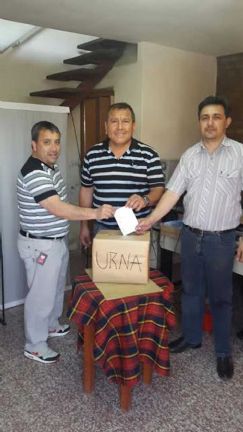 Daniel Sosa, en el medio, al momento de efectuar su votación