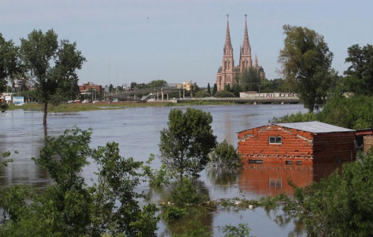 El río Luján descendió más de 40 centímetros desde el pico que alcanzó ayer
