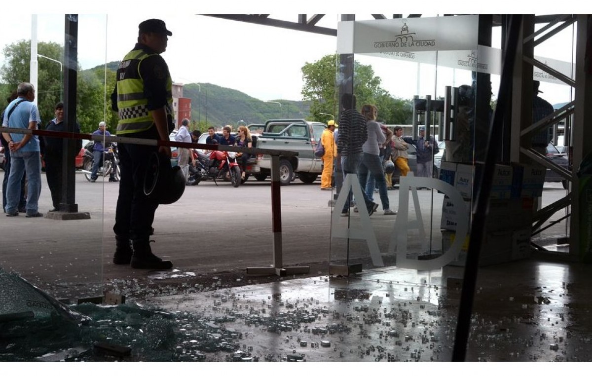 Violenta protesta en la Municipalidad de Salta 