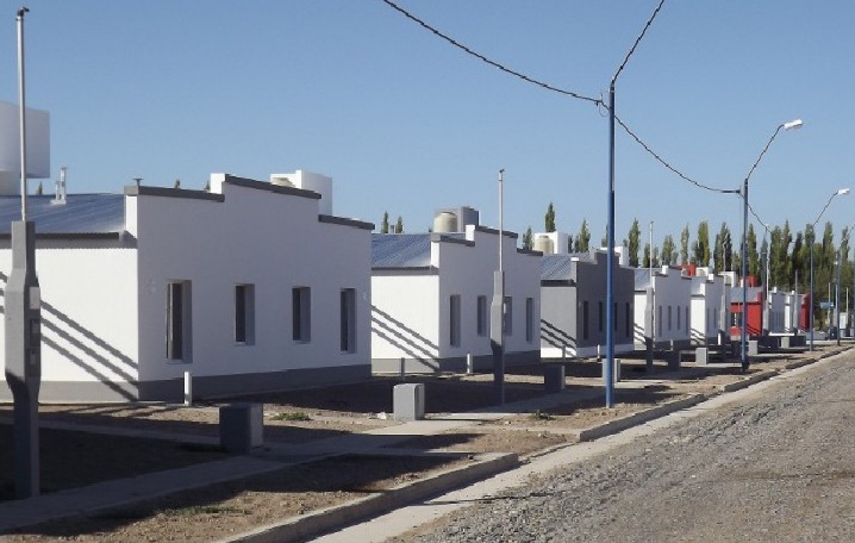 El Gobernador de Río Negro encabezó la entrega de 40 viviendas en Choele Choel