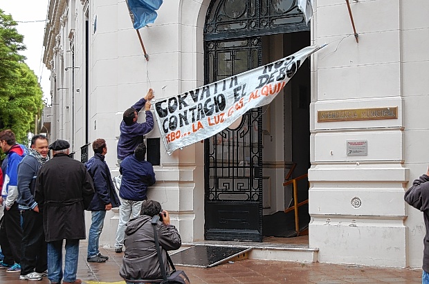 Después de ocuparla desde el viernes, los municipales abandonaron la comuna.