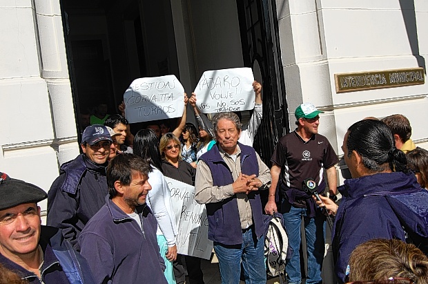 Néstor Batista y el grupo de manifestantes, instantes antes de ingresar al hall del Palacio Municipal de Saavedra.