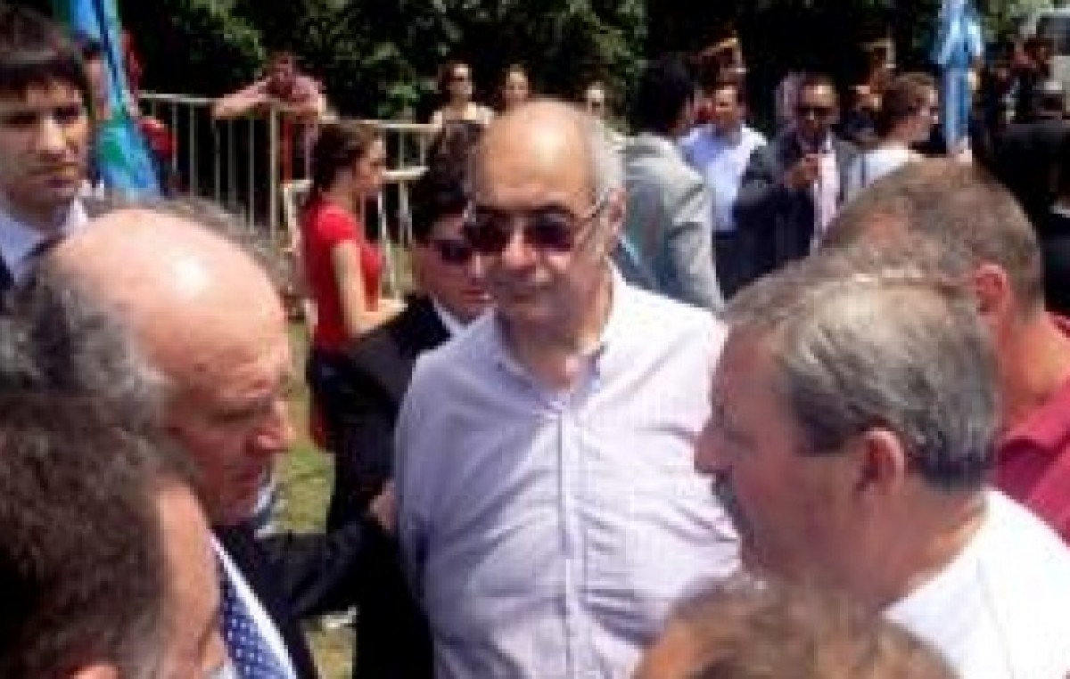 Municipales de San Pedro interceptaron a Parrilli y le entregaron carta para CFK